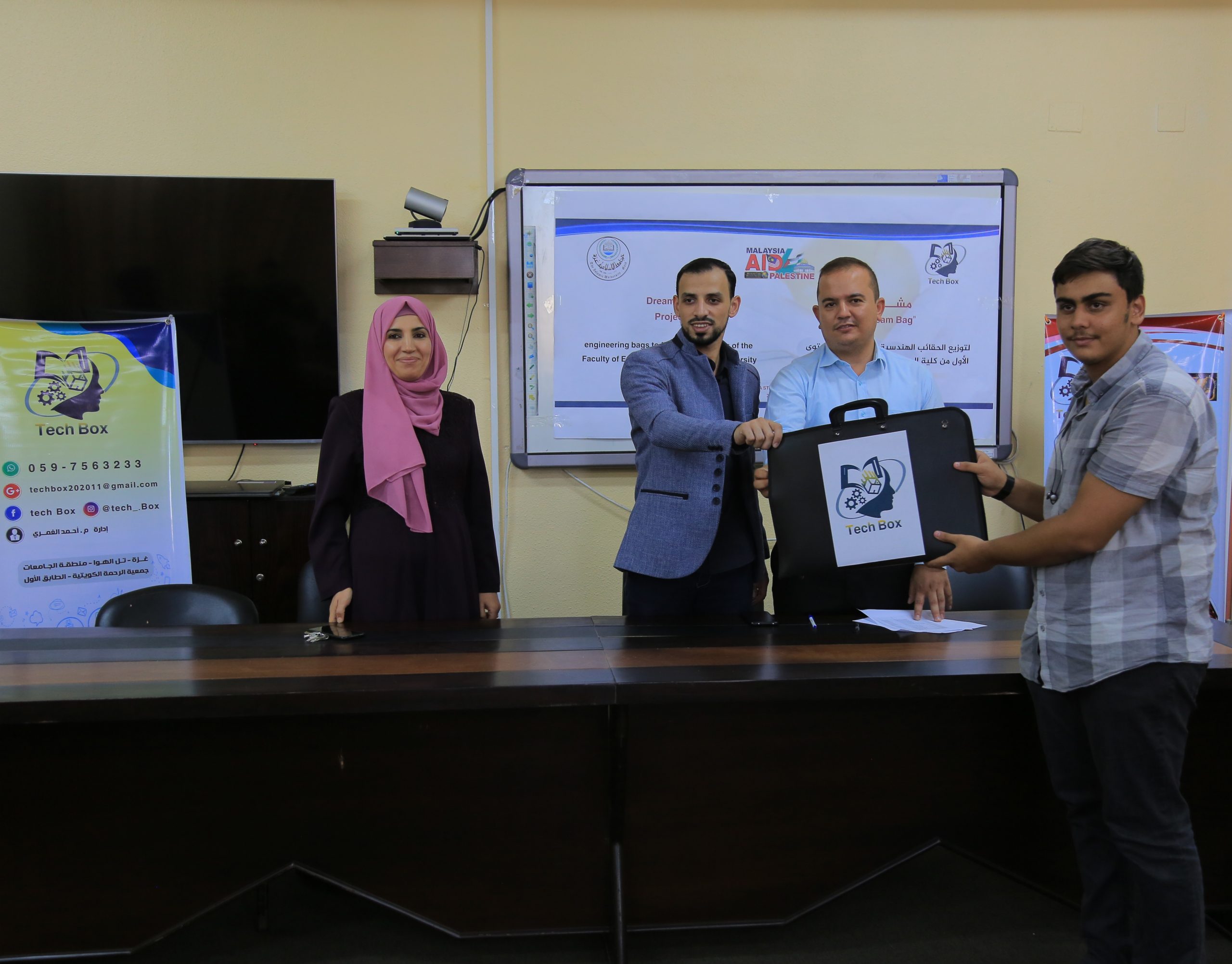 كلية الهندسة ومؤسسة TECH BOX توزعان حقائب هندسية ضمن مشروع (DREAM BAG)