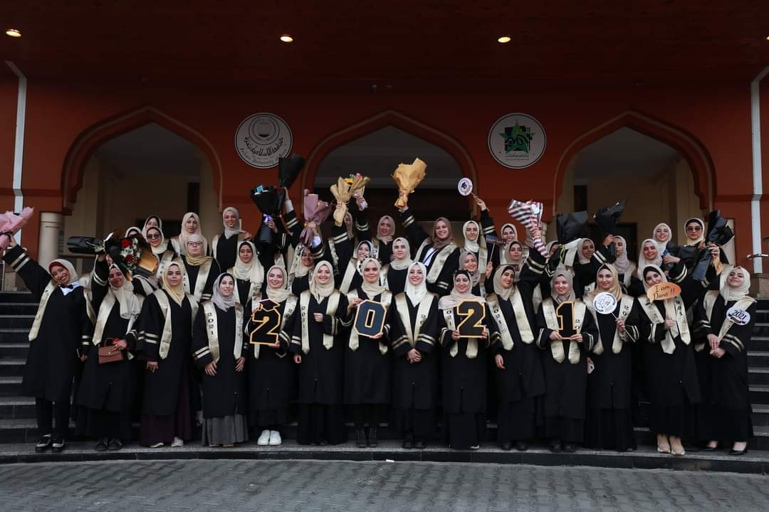 تواصل تخريج طلبة كلية تكنولوجيا المعلومات في الجامعة الإسلامية