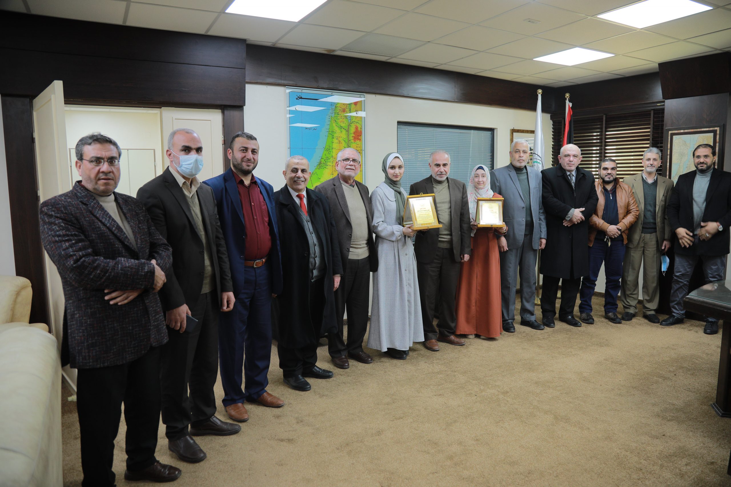 الجامعة الإسلامية تكرم الطالبتين الفائزتين بمسابقة التمكين الاقتصادي للطالبات
