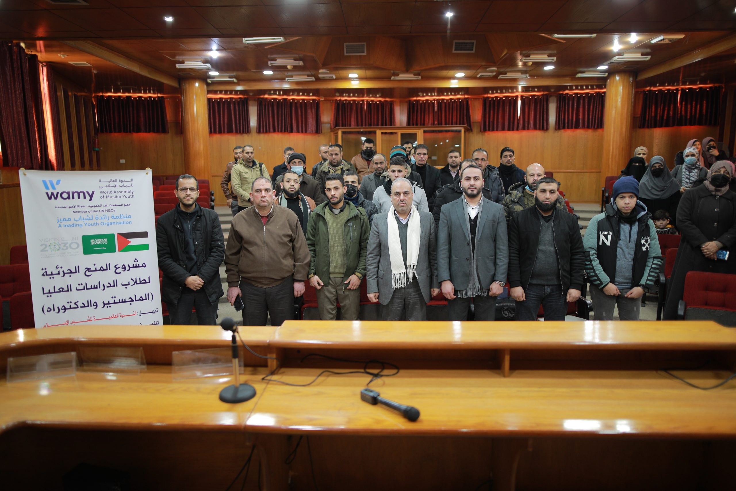 الاحتفال في الجامعة بتسليم منحة لطلبة الدراسات العليا بتمويل من الندوة العالمية للشباب الإسلامي/ فلسطين