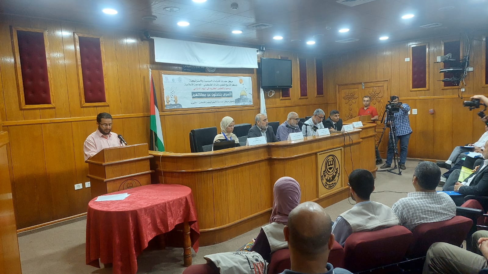 كلية الآداب تعقد اليوم الدراسي المعنون: “الأسرى يتحدثون عن معاناتهم”