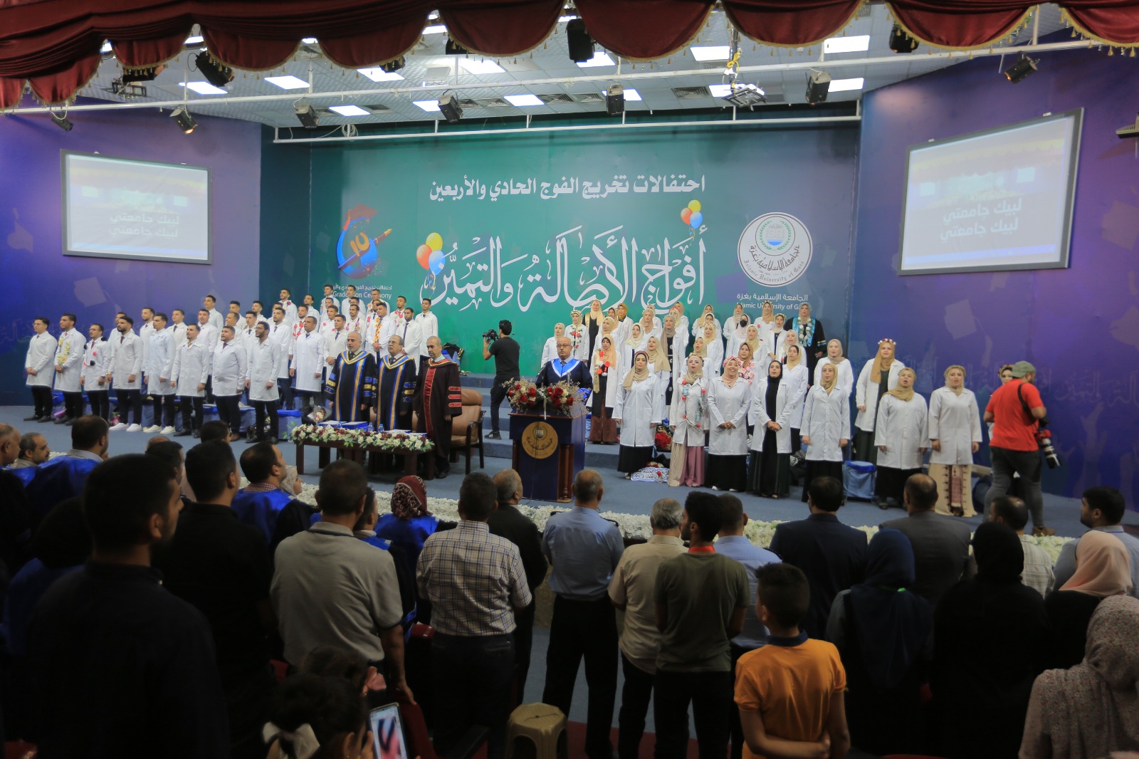 طلبة كلية التمريض يؤدون قسم المهنة على منصة تخريج “أفواج الأصالة والتميز” في الجامعة الإسلامية