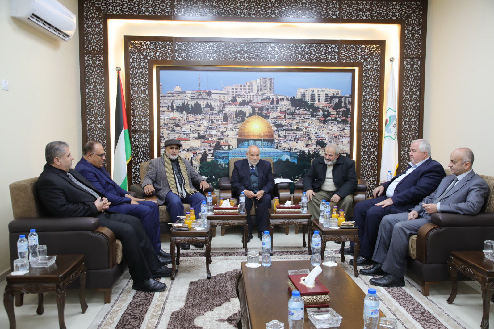 وفد من كلية الآداب يزور المجلس التشريعي الفلسطيني