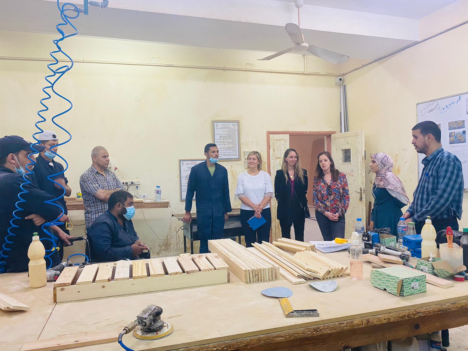وفد من برنامج الأغذية العالمي يزور مركز “إرادة” في الجامعة الإسلامية
