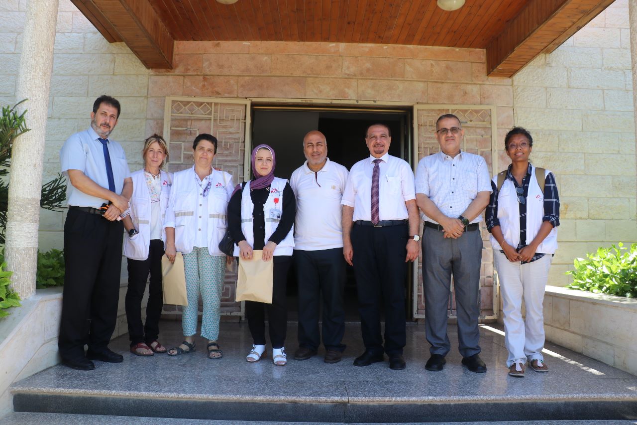 وفد من أطباء بلا حدود أسبانيا (MSF) يبحث سبل التعاون والتدريب مع كلية الطب بالجامعة الإسلامية