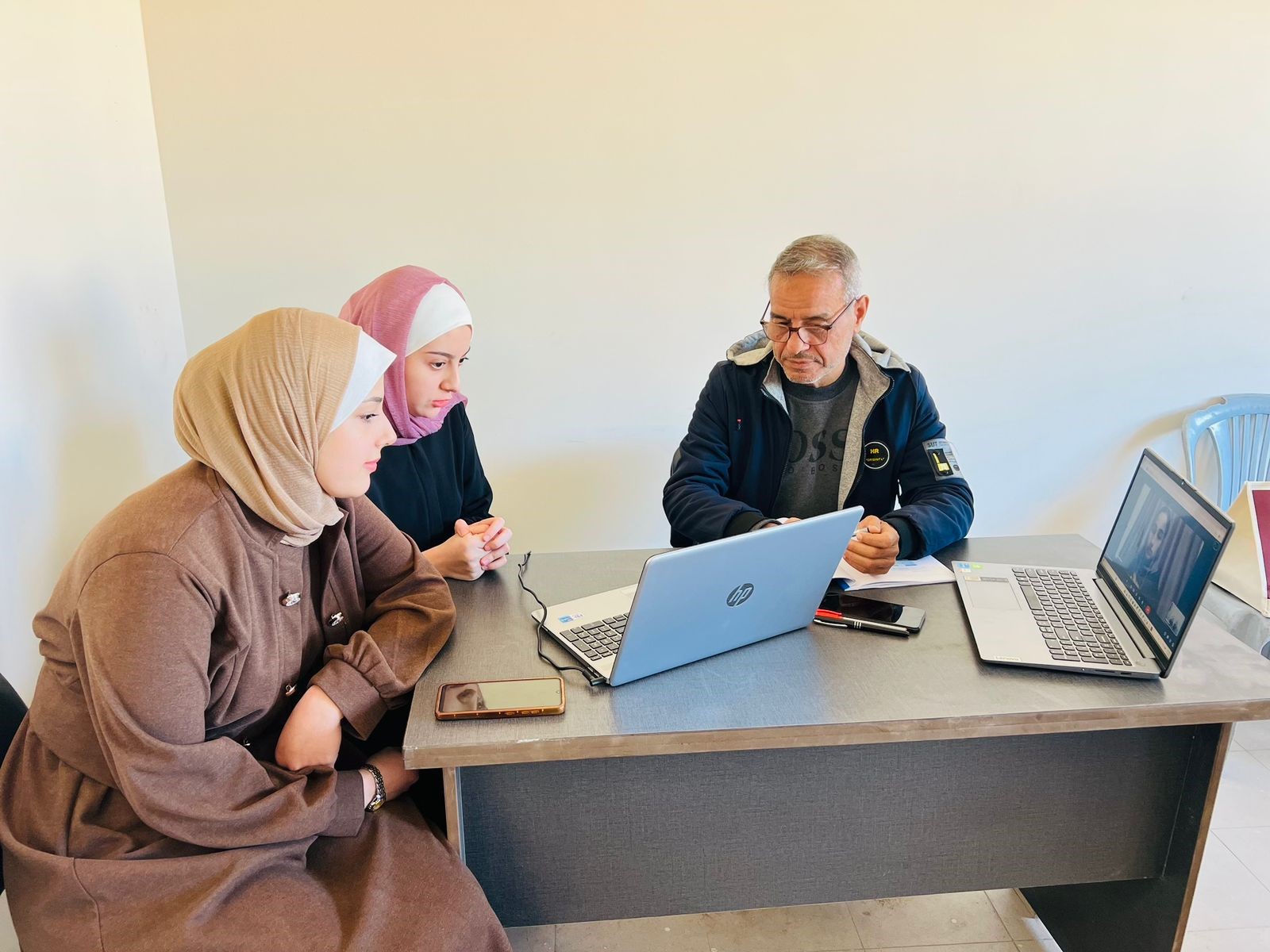 طالبات من قسم هندسة الحاسوب يبتكرن نظام تجارة إلكترونية لتسويق التراث الفلسطيني