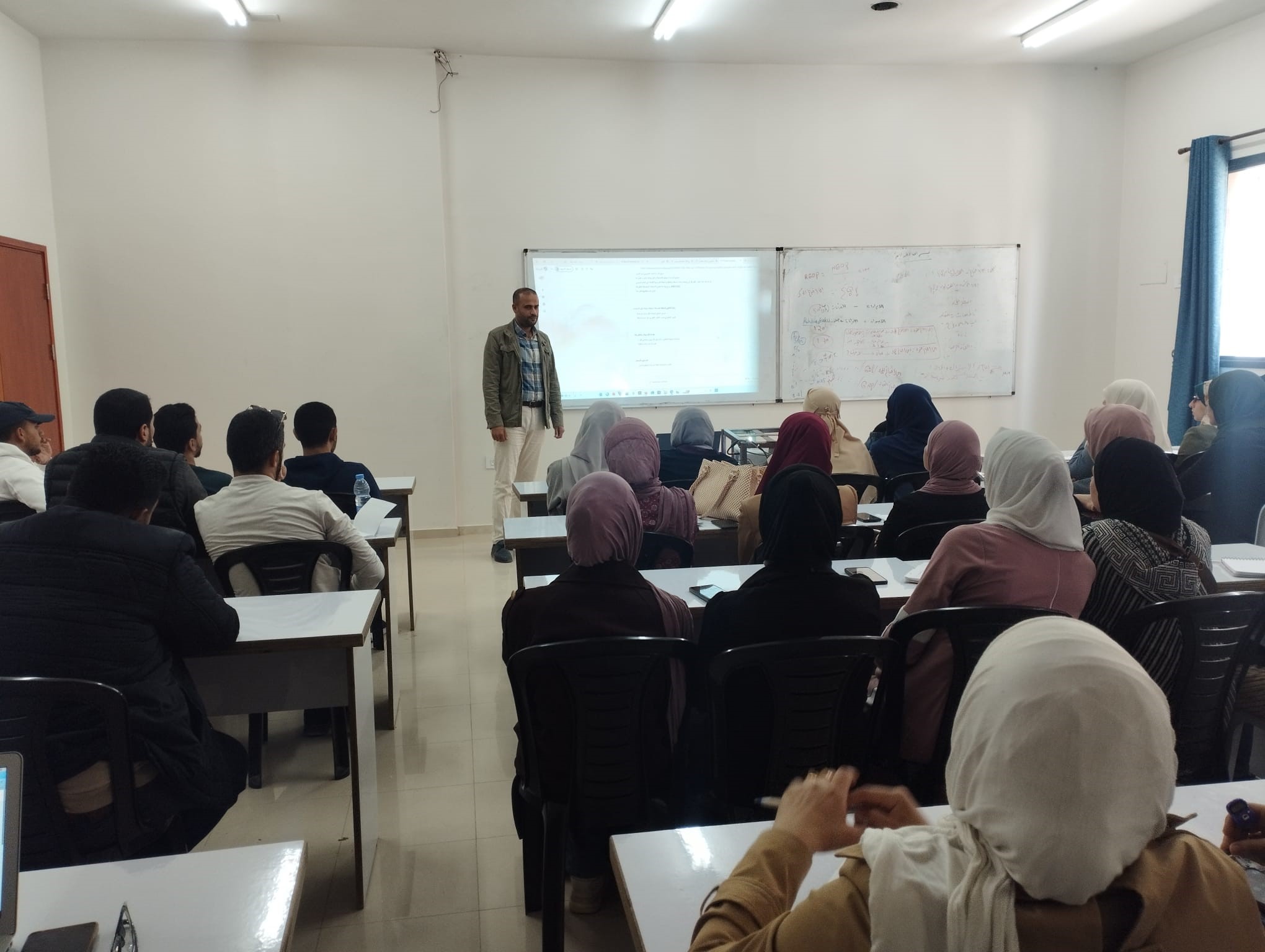 عمادة البحث العلمي والدراسات العليا تعقد لقاءات تدريبية حول استخدام أدوات الذكاء الاصطناعي في البحث العلمي